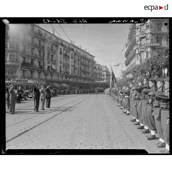 Salut d'autorités militaires aux troupes en présentez-armes lors de l'inauguration de la statue de Jeanne d'Arc à Alger.