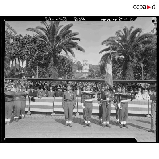 Prises d'armes au plateau des Glières d'Alger à l'occasion de l'inauguration de la statue équestre de Jeanne d'Arc.