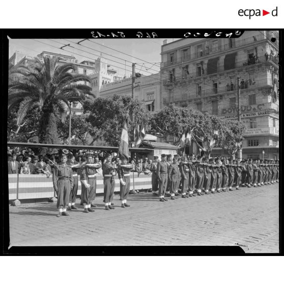 Prises d'armes au plateau des Glières d'Alger à l'occasion de l'inauguration de la statue équestre de Jeanne d'Arc.