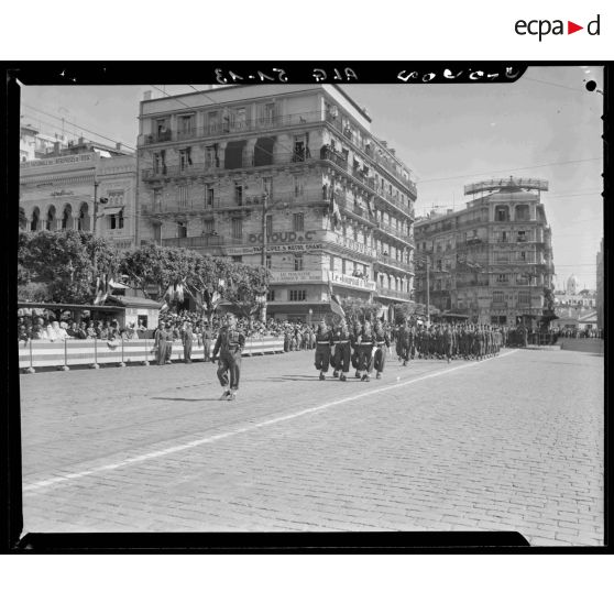 Défilé à pieds dans les rues d'Alger à l'occasion de l'inauguration de la statue équestre de Jeanne d'Arc.