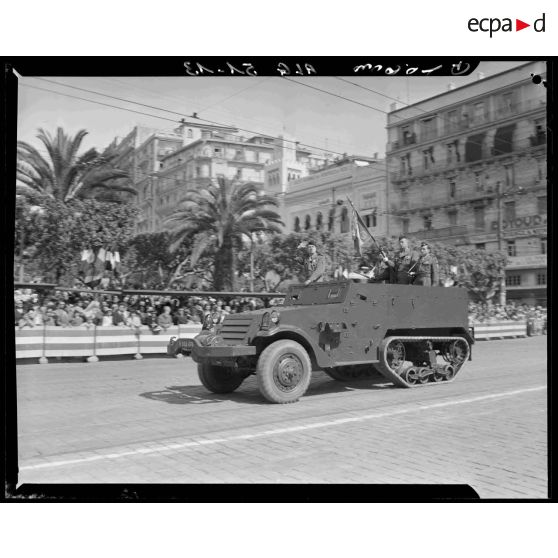 Défilé motorisé d'un engin blindé Half-track M5A1 lors de l'inauguration de la statue équestre de Jeanne d'Arc à Alger.