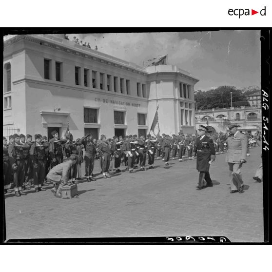 Revue des troupes sur le port d'Alger par le nouveau gouverneur général de l'Algérie Roger Léonard.