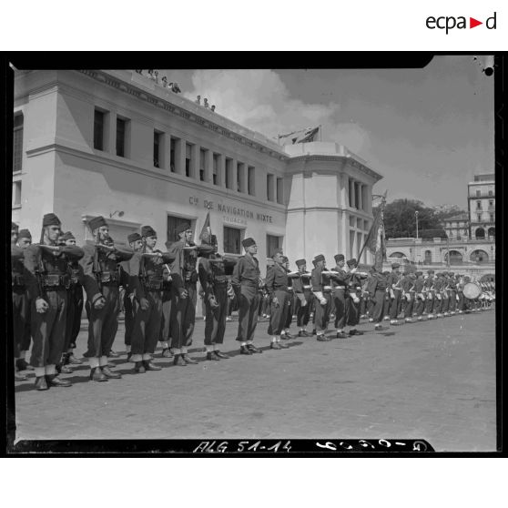 Revue des troupes sur le port d'Alger par le nouveau gouverneur général de l'Algérie Roger Léonard.