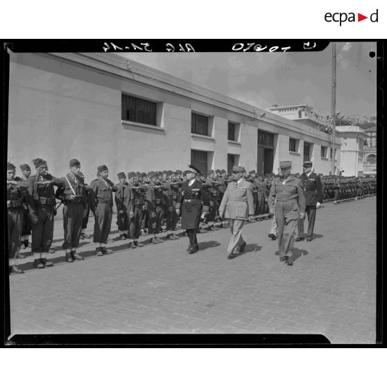 Revue des troupes sur le port d'Alger par le nouveau gouverneur général de l'Algérie Roger Léonard.