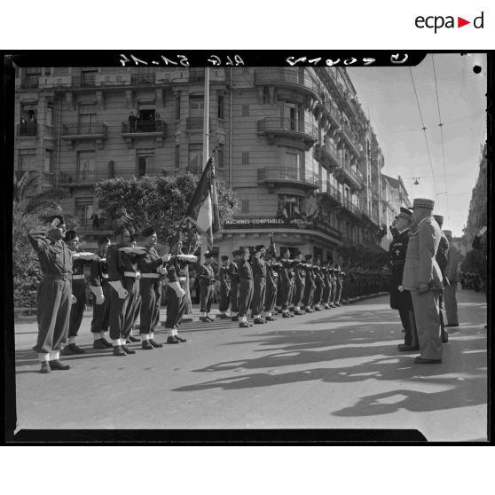 Salut au drapeau du nouveau gouverneur général de l'Algérie Roger Léonard à l'occasion de son arrivée à Alger.