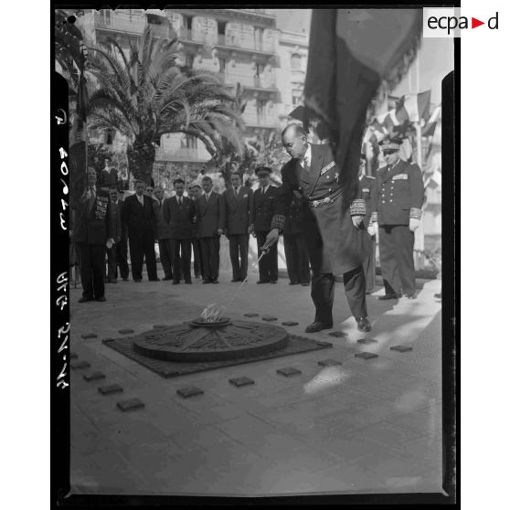 Ranimage de la flamme du monument aux mort d'Alger par Roger Léonard, nouveau gouverneur général de l'Algérie.