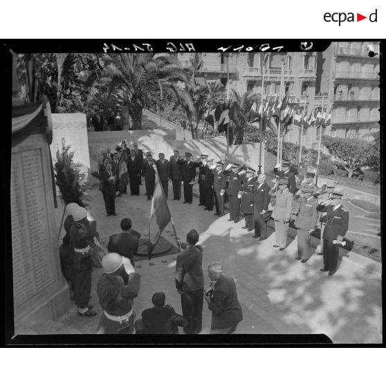 Ranimage de la flamme au monument aux morts d'Alger par le nouveau gouverneur de l'Algérie, Robert Léonard.