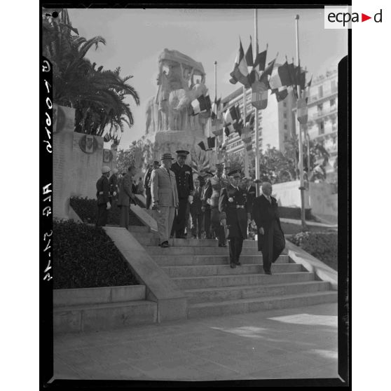 Autorités militaires et civiles quittant le monument aux morts d'Alger lors d'une prise d'armes pour l'arrivée du nouveau gouverneur Robert Léonard.