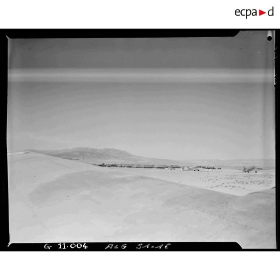 Vue sur un campement et un terrain d'aviation militaire dans la région de Tebessa.