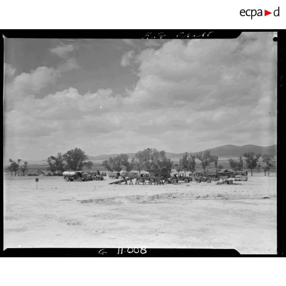 Véhicules militaires stationnés dans un campement de la région de Tebessa.