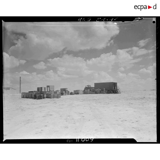 Déchargement d'un camion militaire près d'un campement de la région de Tebessa.