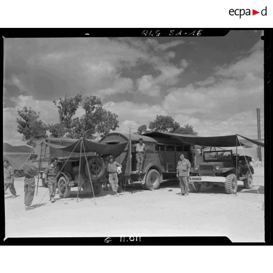 Soldats posant un camion militaire au campement de Tebessa.