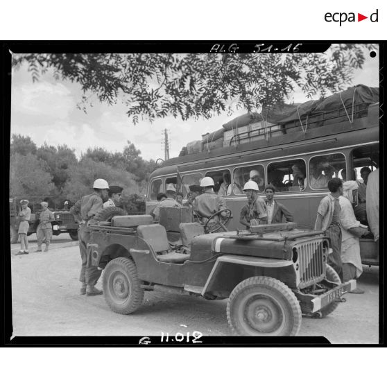 Soldats contrôlant un bus de civils algériens dans la région de Tebessa.