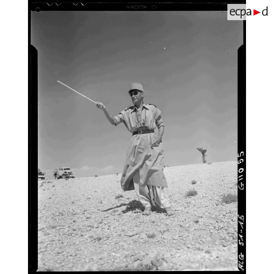 Portrait d'un sous-lieutenant d'une compagnie saharienne portée de la Légion étrangère dans le désert près de Tebessa.