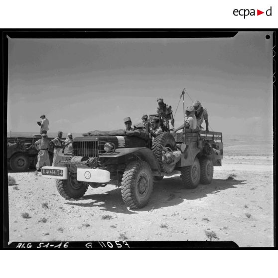 Soldats, probablement d'une compagnie saharienne portée de la Légion étrangère (CSPL), à bord d'un Dodge 6x6 dans la région de Tebessa.