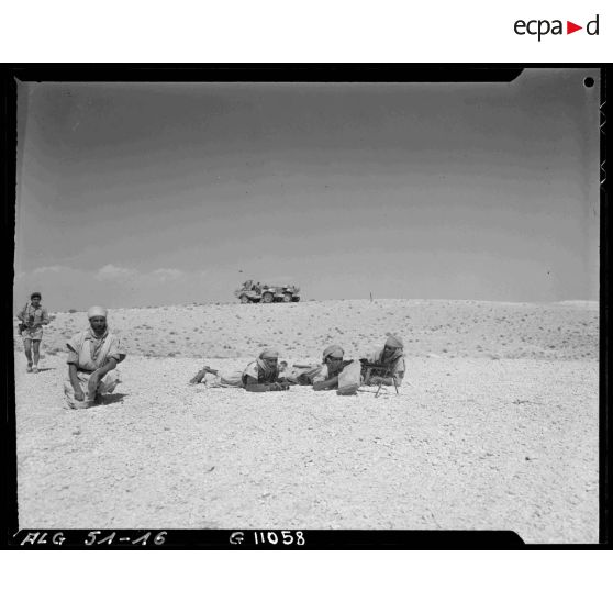 Soldats algériens en position de tir dans un paysage désertique de la région de Tebessa.