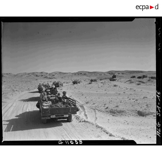 Convoi de Dodge 6x6, probablement d'une compagnie saharienne portée de la Légion étrangère (CSPL), dans le paysage désertique de Tebessa.