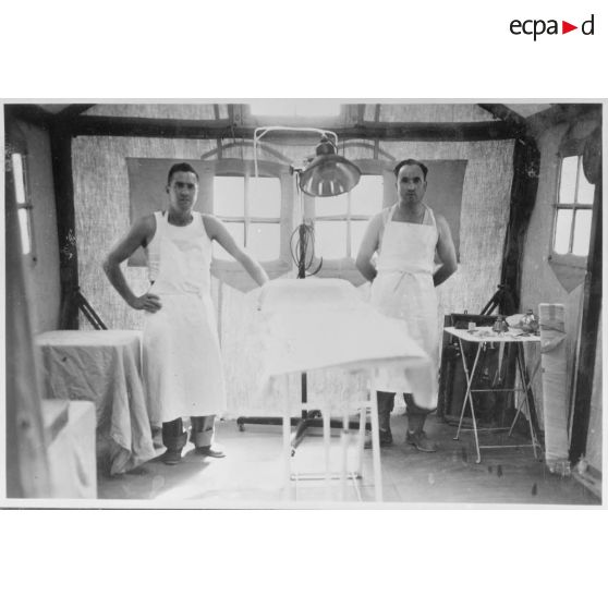 Portrait de deux soldats dans une salle d'opération médicale.