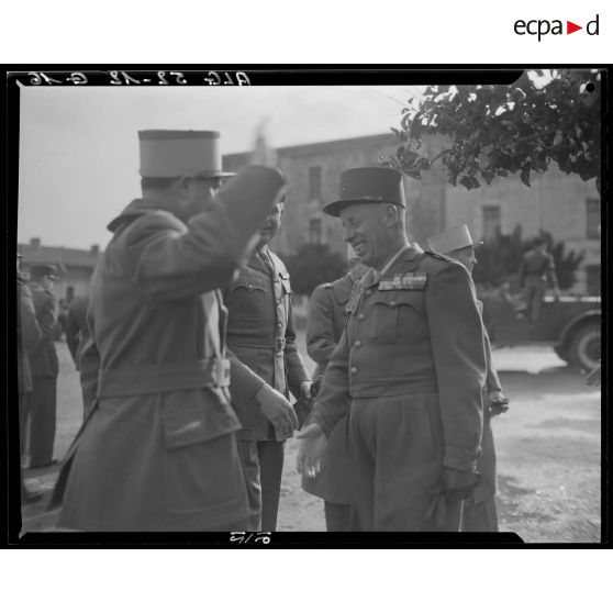 Poignée de main entre le général Laurent et un officier lors du départ du premier du commandement de la division d'Alger.