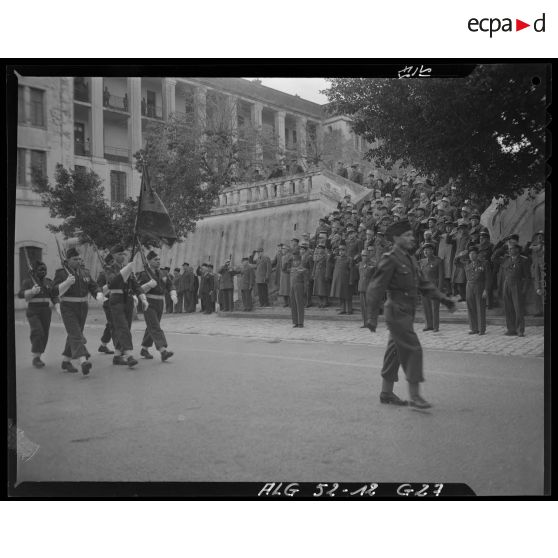 Prise d'armes à l'occasion du départ du général Laurent du commandement de la division d'Alger.