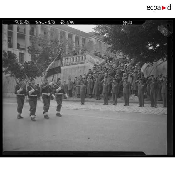 Prise d'armes à l'occasion du départ du général Laurent du commandement de la division d'Alger.