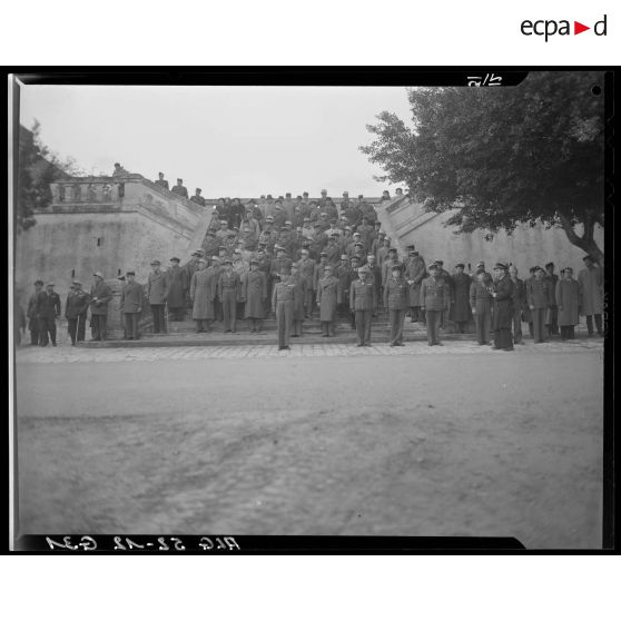 Tribune d'officiers lors du défilé organisé pour les adieux du général Laurent au commandement de la division d'Alger.