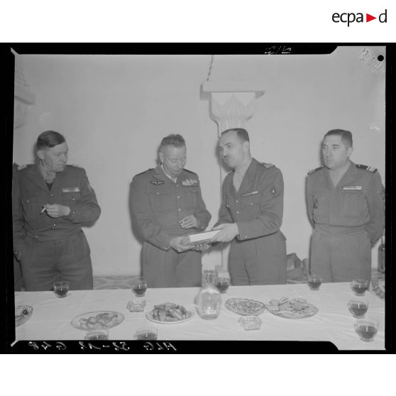 Remise de cadeau au général Laurent à l'occasion d'un cocktail pour son départ du commandement de la division d'Alger.