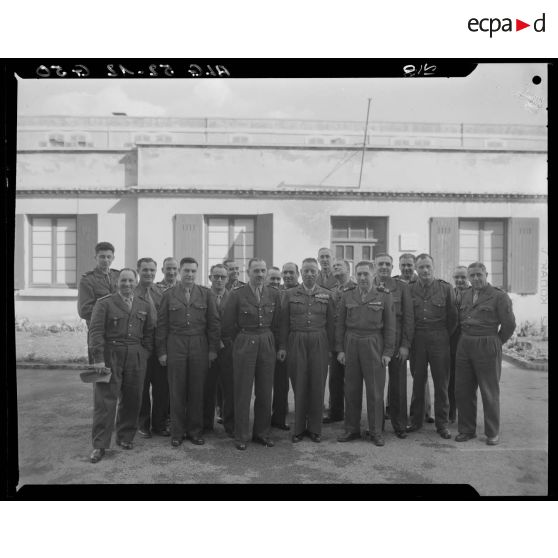 Portrait de groupe du général Laurent entouré d'officiers et sous-officiers de la division d'Alger à l'occasion de son départ.