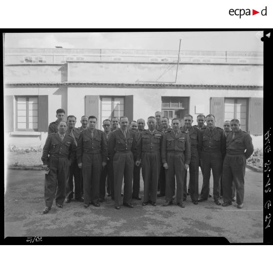 Portrait de groupe du général Laurent entouré d'officiers et sous-officiers de la division d'Alger à l'occasion de son départ.