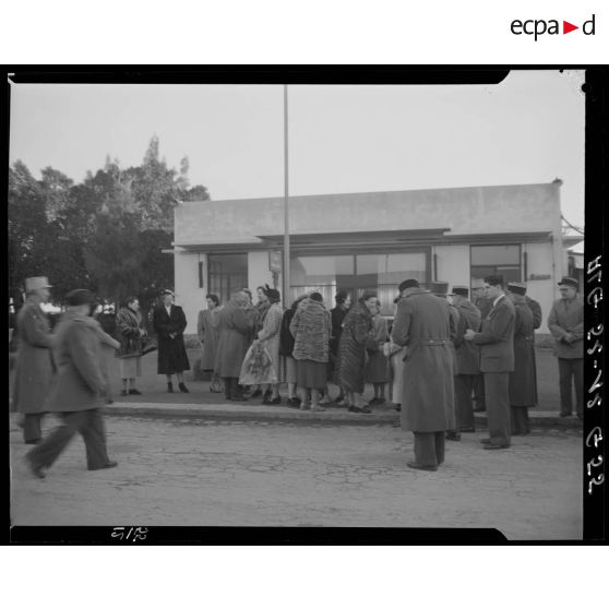 Officiels militaires et leurs épouses lors de la cérémonie organisée pour le départ du général Laurent du commandement de la division d'Alger.