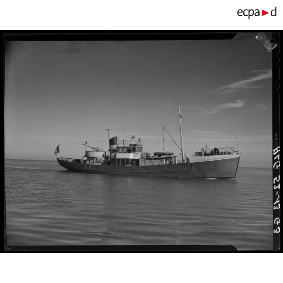 Chalutier français navigant dans les eaux algériennes.