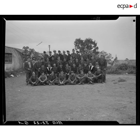 Photographie de groupe de stagiaires opérateurs à la section algérienne du SCA (service cinématographique des armées).