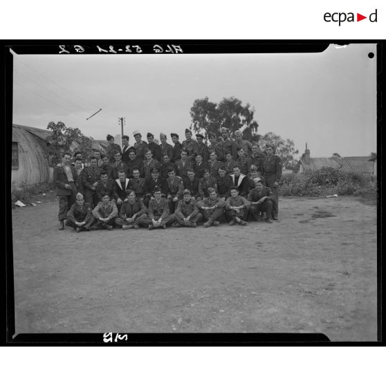 Photographie de groupe de stagiaires opérateurs à la section algérienne du SCA (service cinématographique des armées).