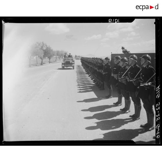 Salut aux troupes et civils lors de l'arrivée du gouverneur général de l'Algérie Roger Léonard à Marnia.