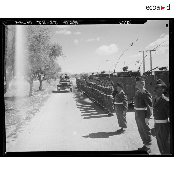 Salut aux troupes et civils lors de l'arrivée du gouverneur général de l'Algérie Roger Léonard à Marnia.