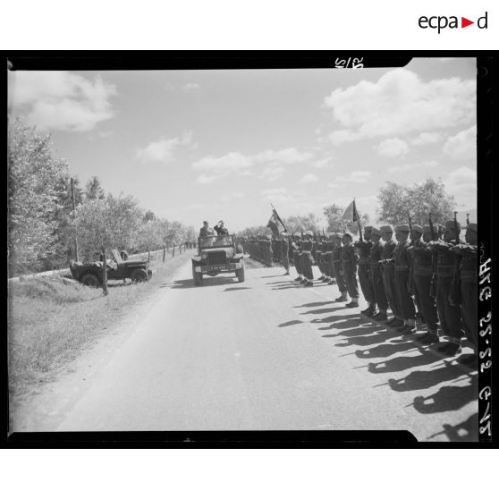 Salut aux troupes et civils lors de l'arrivée du gouverneur général de l'Algérie Roger Léonard à Marnia.