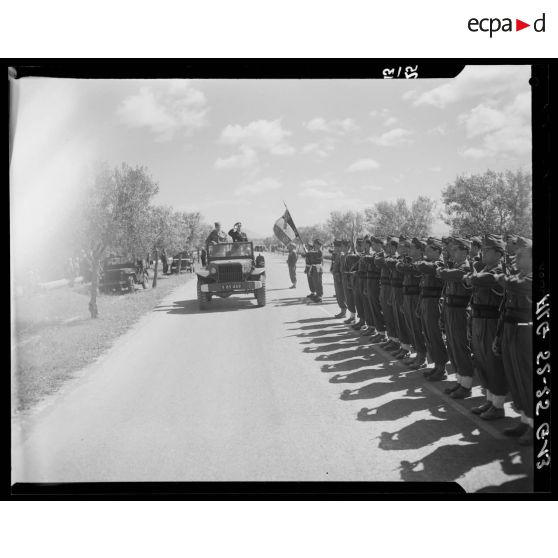 Salut aux troupes et civils lors de l'arrivée du gouverneur général de l'Algérie Roger Léonard à Marnia.