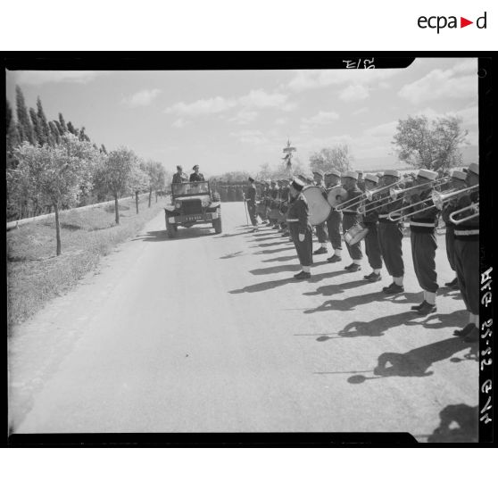 Salut aux troupes et civils lors de l'arrivée du gouverneur général de l'Algérie Roger Léonard à Marnia.