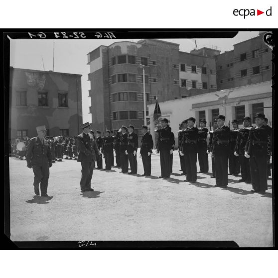 Prise d'armes à la caserne de la 10e légion de la Garde républicaine (LGR) à Alger.