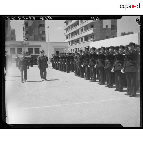 Prise d'armes à la caserne de la 10e légion de la Garde républicaine (LGR) à Alger.