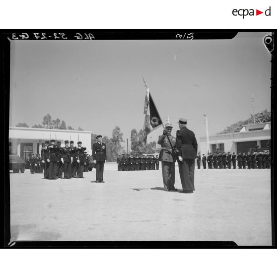 Prise d'armes à la caserne de la 10e légion de la Garde républicaine (LGR) à Alger.