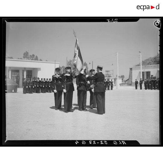 Prise d'armes à la caserne de la 10e légion de la Garde républicaine (LGR) à Alger.