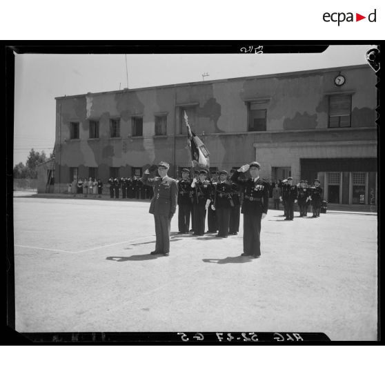 Prise d'armes à la caserne de la 10e légion de la Garde républicaine (LGR) à Alger.