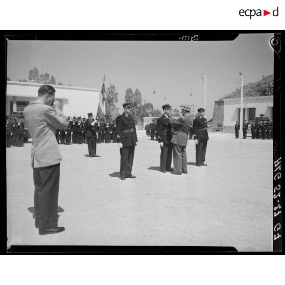 Prise d'armes à la caserne de la 10e légion de la Garde républicaine (LGR) à Alger.