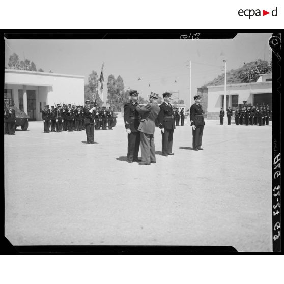 Prise d'armes à la caserne de la 10e légion de la Garde républicaine (LGR) à Alger.