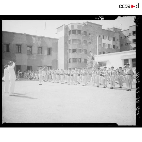 Prise d'armes à la caserne de la 10e légion de la Garde républicaine (10e LGR) à Alger.