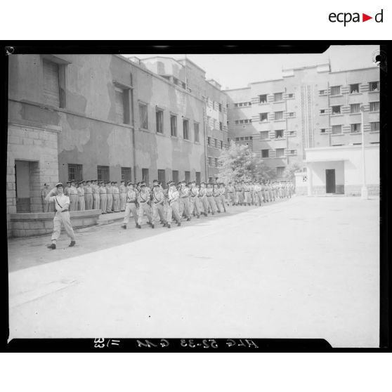 Prise d'armes à la caserne de la 10e légion de la Garde républicaine (10e LGR) à Alger.