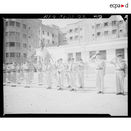 Prise d'armes à la caserne de la 10e légion de la Garde républicaine (10e LGR) à Alger.