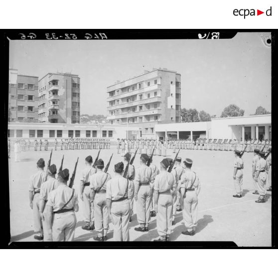 Prise d'armes à la caserne de la 10e légion de la Garde républicaine (10e LGR) à Alger.