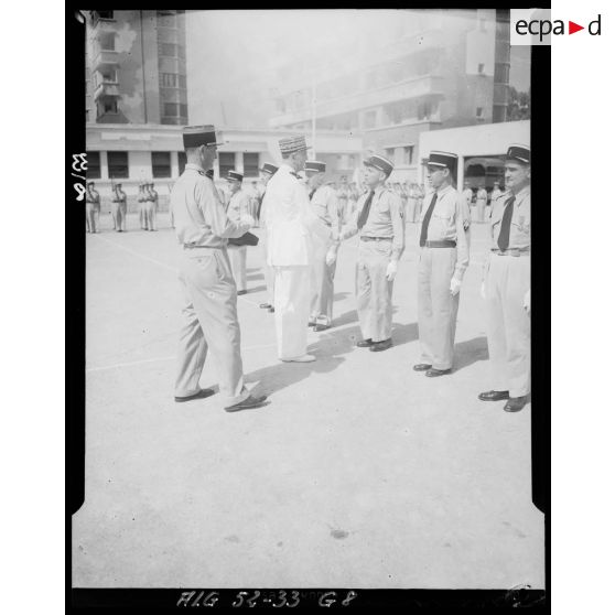 Remise de décorations à la caserne de la 10e légion de la Garde républicaine (10e LGR) à Alger.